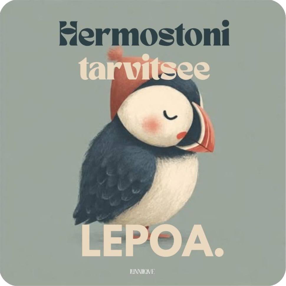 Lunni, jolla on oranssinpunainen pipo päässään, seisoo hiljaa silmät kiinni. Kuvassa on teksti: Hermostoni tarvitsee lepoa.