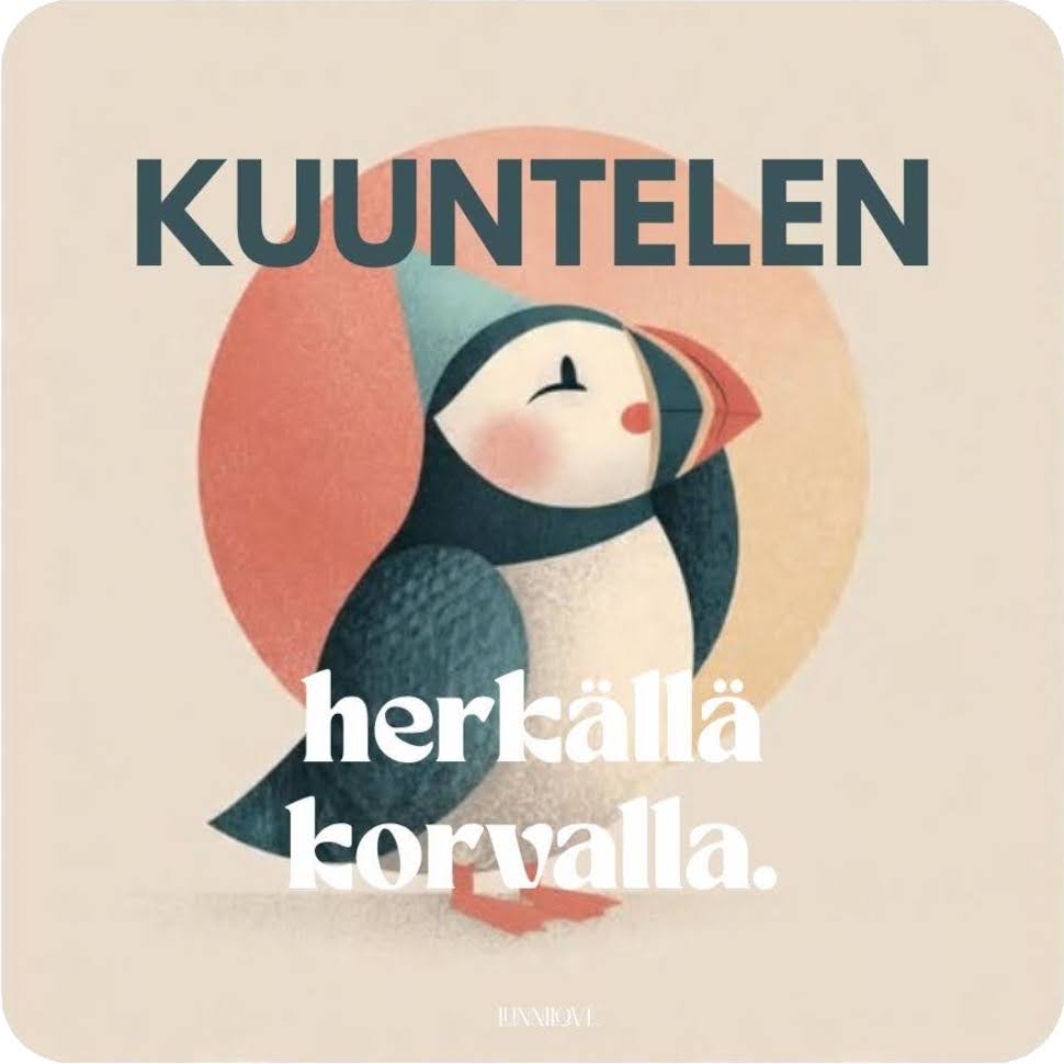 Lunni nostaa toista siipeään korvalleen. Sillä on sininen kartionmuotoinen hattu päässään. Kuvassa on teksti: Kuuntelen herkällä korvalla.