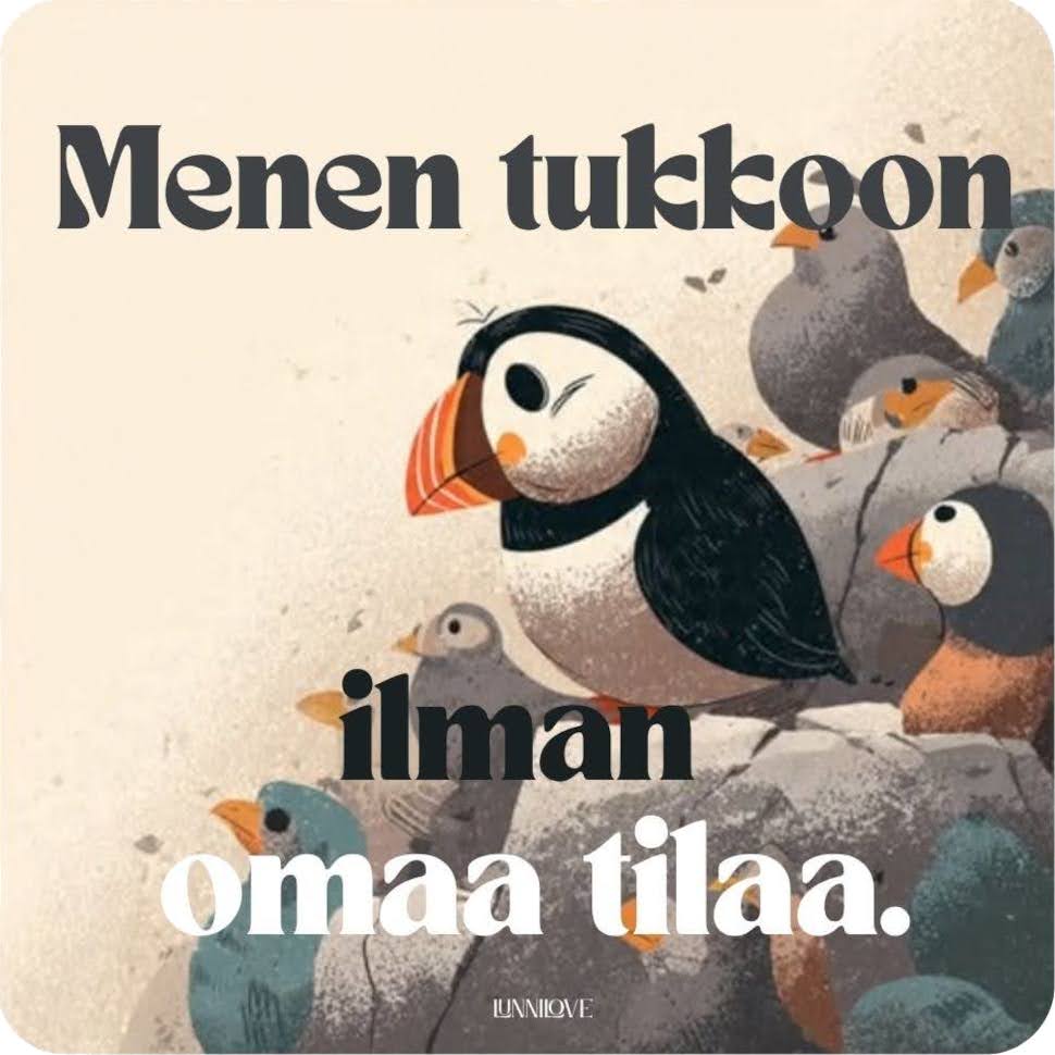 Lunni seisoo kalliolla katsoen hiljaa alaviistoon. Sen ympärillä on liuta muita lintuja. Kuvassa on teksti: Menen tukkoon ilman omaa tilaa.