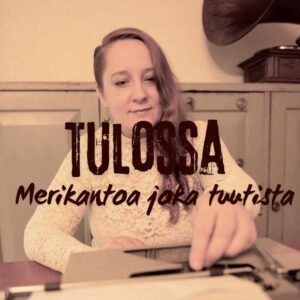 Lilan sävyinen kuva, jssa vaalea nainen kirjoittaa kirjoituskoneella Tautalla olevan kaapiston päällä on vanha gramofoni. Kuvassa on teksti: "Tulossa Merikantoa joka tuutista"